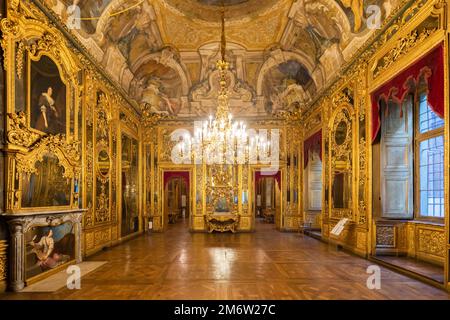 Turin, Italien - um Januar 2022: barocke alte Zimmereinrichtung im Palast von Carignano. Stockfoto