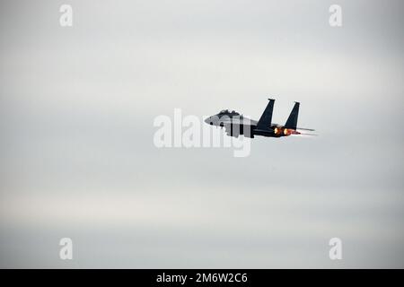 Ein F-15E Strike Eagle startet am Seymour Johnson Air Force Base, North Carolina, 5. Mai 2022. Der 4. Fighter Wing ist die Heimat von 94 F-15E Strike Eagle Flugzeugen, die zwei einsatzbereite und zwei trainierende Kampfgeschwader haben, die mehr als 12.000 Schwestern und 21.000 Stunden pro Jahr fliegen. Stockfoto