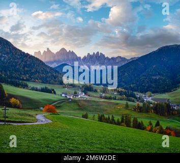 Herbsttagenbruch Santa Magdalena berühmte Italien Dolomiten Dorfblick vor den Geisler oder Geisler Dolomiten Bergfelsen. Pi Stockfoto