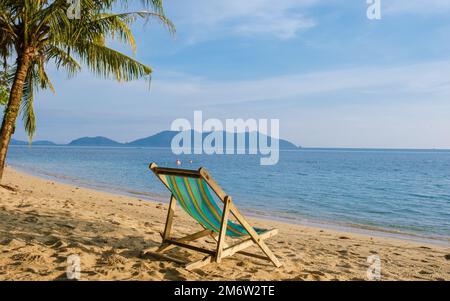 Liegestühle am tropischen Strand, Klong Kloi Beach Koh Chang Thailand Stockfoto