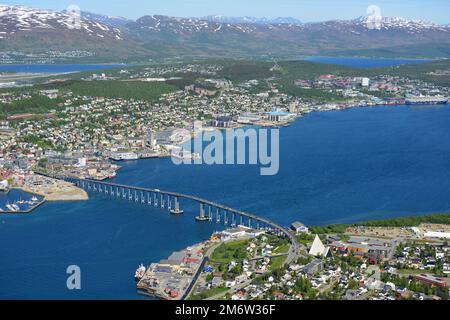 Blick über Tromso an einem sonnigen Tag im Juni Stockfoto