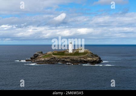 Blick auf den Godrevy Leuchtturm in der Nähe von Gwihian in der Bucht von St. Ives Stockfoto