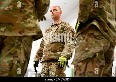 USA Air Force Chief Master Sgt. Jeremiah Grisham, 521. Air Mobility Operations Wing Command Chief, hört 724. Air Mobility Squadron-Mitglieder am Aviano Air Base, Italien, 5. Mai 2022. Grisham besuchte das AMS 724., um mehr über die Einheit zu erfahren und Airmen zu erkennen. Die Aufgabe des 724. AMS besteht darin, den Luftverkehr zur Unterstützung einer schnellen globalen Mobilität durchzuführen. Stockfoto