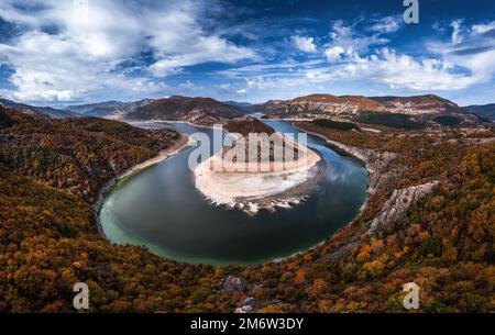 Herbstansicht der Arda-Flussbiegung bei Kardzhali in Bulgarien Stockfoto