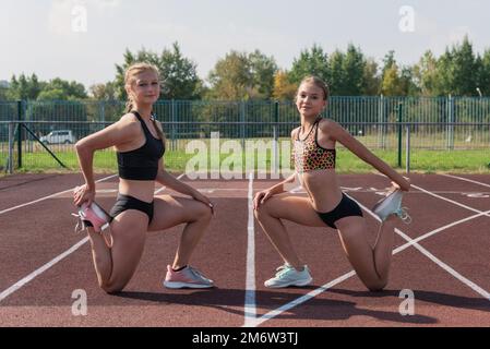 Eine junge Sportlerin trainiert gerade Stockfoto