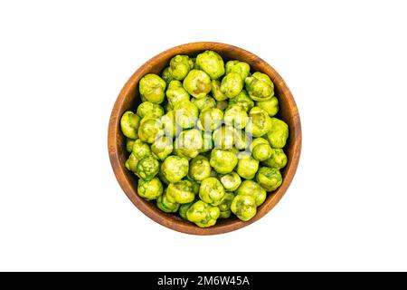 Ansicht von oben oder flache Lagerung von trockenen, knusprigen, mit Wasabi beschichteten grünen Erbsen in einer Holzschüssel. Stockfoto