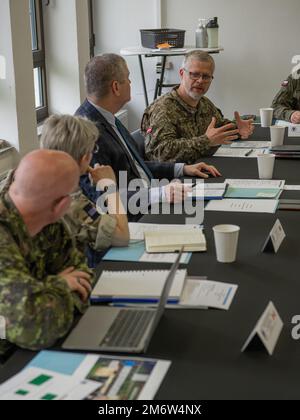 Kaplan Olegs Jermolajevs, Kaplan der mechanisierten Infanteriebrigade, lettische Streitkräfte, teilt seine Sichtweise während der Arbeitsgruppe des Kaplans der NATO-Landstreitkräfte vom 5. Mai 2022 zu Clay Kaserne in Wiesbaden, Hessen, DE. Die Arbeitsgruppe bot Kaplan die Gelegenheit, Einblicke in gemeinsame Schulungsprogramme auszutauschen. Stockfoto