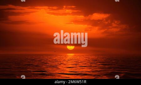 Sonnenuntergang am roten Himmel über dem Ozean Stockfoto