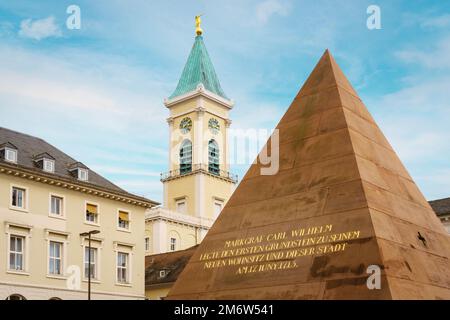 Pyramide in Karlsruhe Deutschland mit Text über den Gründer der Stadt. Stockfoto