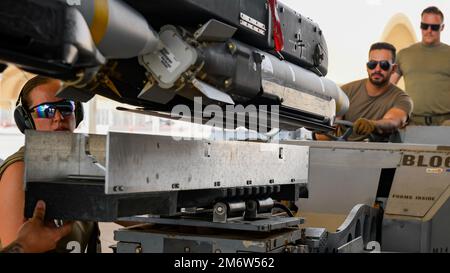 USA Flugzeuge, die dem 379. Geschwader für zivile Ingenieure und dem 379. Geschwader für die Wartung der Expedition zugeteilt wurden, entladen Munition aus einem Block 50 F-16cm Fighting Falcon, der der 179. Geschwader für Expeditionsingenieure am Luftwaffenstützpunkt Prince Sultan, Königreich Saudi-Arabien, am 5. Mai 2022 zugeteilt wurde. Die 379. Air Expeditionary Wing Airmen werden aus dem Al Udeid Air Base, Katar, eingesetzt, aber kleine Gruppen von Munition-Spezialisten reisen monatlich zum 378. Air Expeditionary Wing, KSA, um in Kampfjet-Rüstungen zu trainieren und zu qualifizieren. Die Schulung dient der Entwicklung multifähiger Flugzeuge, die in der Lage sind Stockfoto