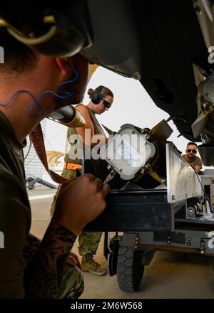 USA Flugzeuge, die der 379. Geschwader für Bauingenieure und der 379. Geschwader für Instandhaltung zugeteilt sind, laden Munition von Block 50 F-16cm Fighting Falcon, die der 179. Geschwader für die Expeditionsjäger zugeteilt wurde, auf dem Luftwaffenstützpunkt Prince Sultan, Königreich Saudi-Arabien, 5. Mai 2022. Die 379. Air Expeditionary Wing Airmen werden aus dem Al Udeid Air Base, Katar, eingesetzt, aber kleine Gruppen von Munition-Spezialisten reisen monatlich zum 378. Air Expeditionary Wing, KSA, um in Kampfjet-Rüstungen zu trainieren und zu qualifizieren. Die Schulung dient der Entwicklung von Multifunktionsflugzeugen, die in der Lage sind Stockfoto
