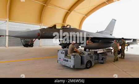 USA Flugzeuge, die dem 379. Geschwader für zivile Ingenieure und dem 379. Geschwader für die Wartung der Expedition zugeteilt wurden, entladen Munition aus einem Block 50 F-16cm Fighting Falcon, der der 179. Geschwader für Expeditionsingenieure am Luftwaffenstützpunkt Prince Sultan, Königreich Saudi-Arabien, am 5. Mai 2022 zugeteilt wurde. Die 379. Air Expeditionary Wing Airmen werden aus dem Al Udeid Air Base, Katar, eingesetzt, aber kleine Gruppen von Munition-Spezialisten reisen monatlich zum 378. Air Expeditionary Wing, KSA, um in Kampfjet-Rüstungen zu trainieren und zu qualifizieren. Die Schulung dient der Entwicklung multifähiger Flugzeuge, die in der Lage sind Stockfoto