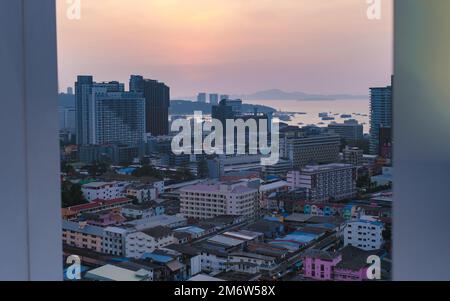 Sonnenuntergang über der Stadt Pattaya Thailand Stockfoto