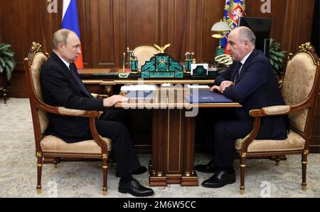 Moskau, Russland. 05. Januar 2023. Der russische Präsident Wladimir Putin hält am 5. Januar 2023 im Kreml in Moskau, Russland, ein persönliches Treffen mit dem Leiter der volksrepubliken Karatschajewo-Cirkassien, Rashid Temrezov, ab. Kredit: Mikhail Klimentyev/Kremlin Pool/Alamy Live News Stockfoto