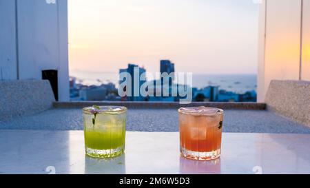Cocktailgetränke auf einer Dachbar in Pattaya Thailand Stockfoto
