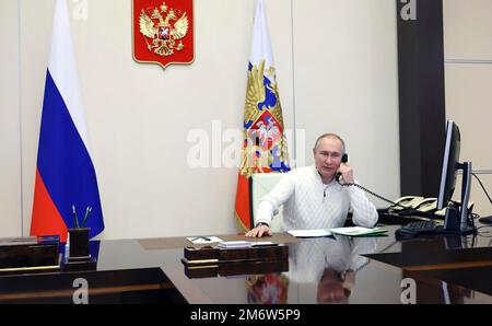 Moskau, Russland. 05. Januar 2023. Der russische Präsident Wladimir Putin lächelt, während er dem siebenjährigen David Shmelyov aus dem Stavropol-Territorium während eines Anrufs mit Teilnehmern der Wohltätigkeitskampagne Fir Tree of Wishes am 5. Januar 2023 in Moskau, Russland, zuhört. Putin erfüllte seinen Wunsch, die Militärakademie der Streitkräfte der Russischen Föderation zu besuchen und Moskau zu besichtigen. Kredit: Mikhail Klimentyev/Kremlin Pool/Alamy Live News Stockfoto