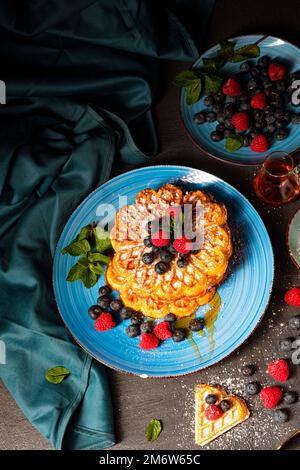 Einfache süße Waffeln mit Himbeeren und Heidelbeeren Stockfoto