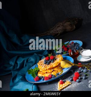 Einfache süße Waffeln mit Himbeeren und Heidelbeeren Stockfoto