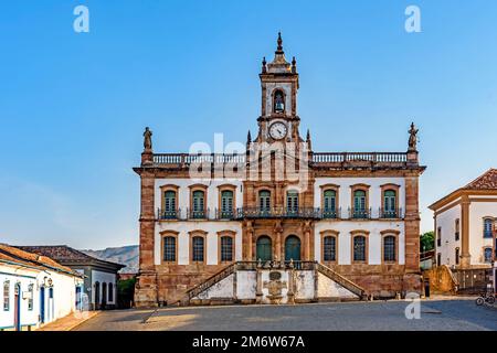 Zentraler Platz der historischen Stadt Ouro Preto mit ihren barocken Gebäuden Stockfoto