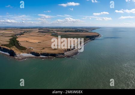 Der Nash Point Lighthouse und die Monknash Coast in South Wales aus der Vogelperspektive Stockfoto