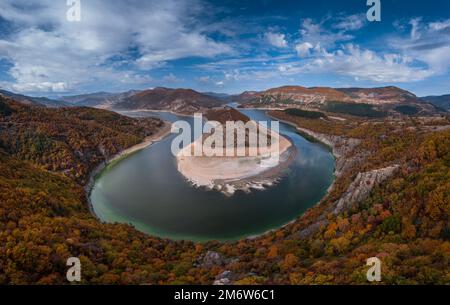 Herbstansicht der Arda-Flussbiegung bei Kardzhali in Bulgarien Stockfoto