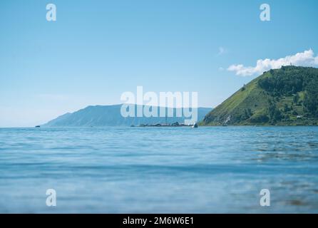 Der Baikalsee ist ein Riftsee im Süden Sibiriens, Russland. Der größte