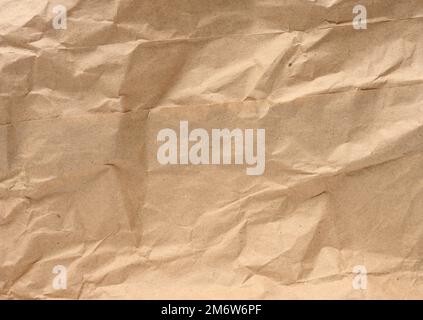 Textur aus braunem zerknittertem Bastelpapier, Vollformat Stockfoto