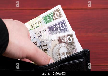 Schottisches Geld - Pfund in einer schwarzen Brieftasche Stockfoto