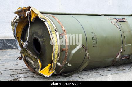 Teile einer taktischen ballistischen Rakete, OTR-21. Hat russische Militärausrüstung zerstört. Das verbrauchte Projektil des sowjetischen Raketensystems Stockfoto