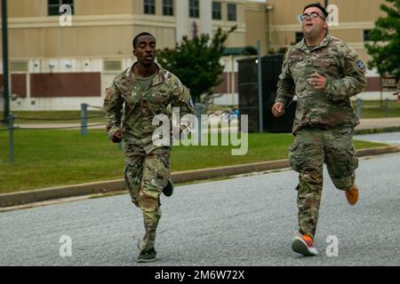 USA Sergeant Julian Gaitor, ein M2A3-Kommandeur des Kampffahrzeugs Bradley, Und SPC. Tyler McGinnis, ein Bradley-Schütze, beide dem 3. Bataillon, dem 67. Rüstungsregiment, dem 2. Brigaden-Kampfteam, der 3. Infanteriedivision, Sprint während Operation Thunder Run, der letzten Veranstaltung des Sullivan Cup, in Fort Benning, Georgia, 6. Mai 2022. Der Sullivan Cup erfordert die Beherrschung individueller Aufgaben, technische und taktische Kompetenz und die Fähigkeit, eine Vielzahl von Manöver-, Nachhaltigkeit- und Kampffähigkeiten zu demonstrieren. Stockfoto