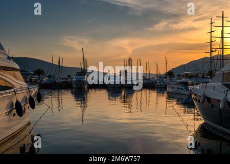 Festgefahrenen Yachten und Motorbooten bei Sonnenuntergang Stockfoto