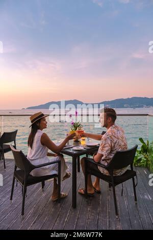 Romantisches Abendessen am Strand mit thailändischem Essen bei Sonnenuntergang auf der Insel Phuket Thailand Stockfoto