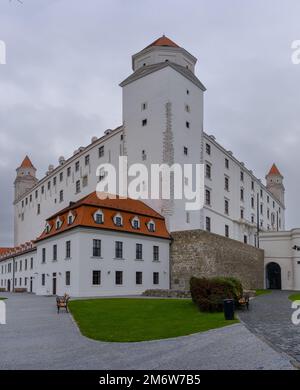Blick auf das historische Schloss Bratislava im historischen Stadtzentrum Stockfoto