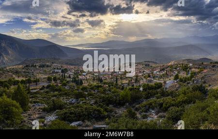 Blick auf das Dorf Chrisso und den Golf von Crissaean in Zentralgriechenland nach einem abendlichen Gewitter Stockfoto