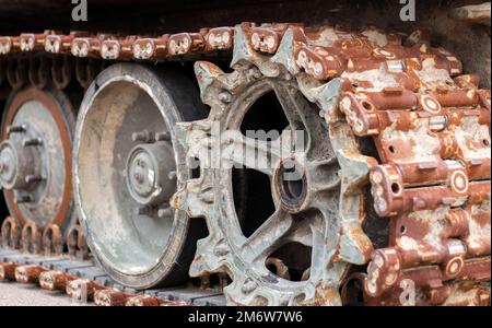 Zerstörter, zerstörter und verbrannter T 72 -Tank. Russischer ukrainischer Konflikt 2022. Hat russische Militärausrüstung zerstört. Krieg von Russland Stockfoto