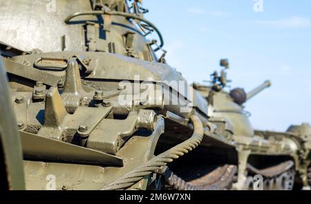 Eine Säule gepanzerter Fahrzeuge und Panzer. Nationale Streitkräfte. Militärische Ausrüstung und Truppen. Krieg in der Ukraine. Gebäude oder gebaut Stockfoto