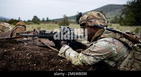 Ein Fallschirmjäger der US-Armee, der dem Bataillon 1. zugewiesen wurde, das 503. Fallschirmjäger-Infanterie-Regiment greift Ziele während einer Leerfeuerübung des Zuges an. Dieses Training ist Teil der Übung Eagle Rapid 22 auf dem Crvena Zemlja Trainingsgebiet in der Nähe von Knin, Kroatien am 6. Mai 2022. Übung Eagle Rapid 22 ist eine Bataillon-Übung, die vom 2. Bis 13. Mai 2022 im Trainingsgebiet Crvena Zemlja in der Nähe von Knin, Kroatien, von 1. Bataillon, 503. Fallschirmjäger-Infanterie-Regiment durchgeführt wird. Das Ziel des Trainings ist es, die Fähigkeiten der Kader in Kampfübungen durch die Durchführung von Zug- und Firmenschulungen im Laufe des Trainings zu erhalten Stockfoto