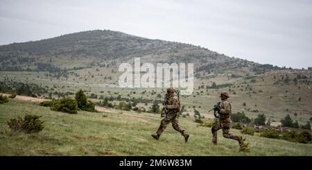 Fallschirmjäger der US-Armee, die dem 1. Bataillon, dem 503. Fallschirmjäger-Regiment, zugewiesen wurden, bewegen sich während einer Leerfeuerübung des Zuges in Richtung eines Unfallsammelpunktes. Dieses Training ist Teil der Übung Eagle Rapid 22 auf dem Crvena Zemlja Trainingsgebiet in der Nähe von Knin, Kroatien am 6. Mai 2022. Übung Eagle Rapid 22 ist eine Bataillon-Übung, die vom 2. Bis 13. Mai 2022 im Trainingsgebiet Crvena Zemlja in der Nähe von Knin, Kroatien, von 1. Bataillon, 503. Fallschirmjäger-Infanterie-Regiment durchgeführt wird. Das Ziel des Trainings ist es, die Fähigkeiten der Kader in Kampfübungen durch Zug- und Firmentrainings zu erhalten Stockfoto