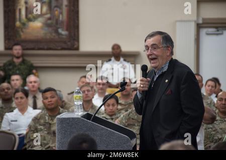 General Peter W. Chiarelli, 32. stellvertretender Stabschef der Armee und ehemaliger Kommandeur der 1. Kavallerie-Division, spricht mit Führern aus ganz Fort Hood während eines Seminars zur beruflichen Weiterbildung von Führungskräften im Lone Star Conference Center in Fort Hood, 6. Mai 2022. Seine Diskussion konzentrierte sich unter anderem auf traumatische Hirnverletzungen, Rekrutierungsschwierigkeiten, Selbstmord und posttraumatischen Stress. Mehr als 70 Führungskräfte nahmen an der Veranstaltung Teil. Stockfoto