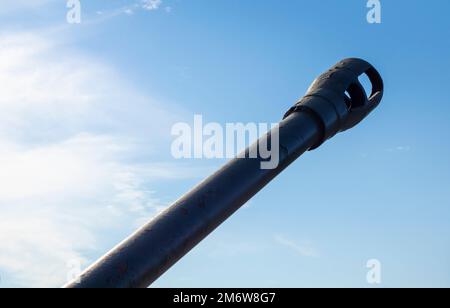 Sowjetischer leichter Amphibientank PT-76. Objekt 740. Panzerfass, Fass gegen den Himmel. Panzerpistole. Nahaufnahme eines Mündungs- oder Flammenschutzes Stockfoto