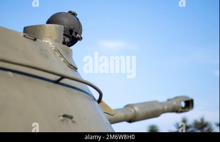 Turm eines gepanzerten Personentransporters oder Panzers. Schwere Kriegswaffen, Himmelshintergrund. Militärausrüstung für Kampf und Verteidigung. Cann Stockfoto