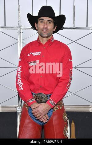 New York, USA. 05. Januar 2023. Der dreimalige professionelle Bull Rider PBR-Weltmeister Silvano Alves besucht das Empire State Building in New York, New York, 5. Januar 2023. (Foto: Anthony Behar/Sipa USA) Guthaben: SIPA USA/Alamy Live News Stockfoto