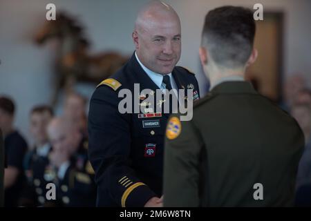 Nachdem er den Amtseid geleistet hatte, ging der Professor für Militärwissenschaften an der Boise State University, Oberstleutnant John Hawbaker, die Reihe der neuen Zweitleutnants entlang und gratulierte ihnen. Das Frühjahrssemester 2022 der Boise State University für das Bronco-Bataillon ist zu Ende. Am Freitag, den 6. Mai 2022, erhielten mehrere Kadetten ihre provision mit Familie, Freunden und anderen Kadetten, die ihre Leistung feierten. In den letzten Momenten des akademischen Jahres wurden Pläne für das kommende Semester in Gang gesetzt. Während einige Mitglieder des Bronco-Bataillons weiterziehen werden, werden andere ihre V füllen Stockfoto