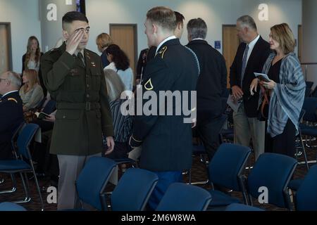 Boise State University Army ROTC Cadet Kyle Brown erläutert die Aufgabe des ersten Salutes vor Beginn der Zeremonie. Das Frühjahrssemester 2022 der Boise State University für das Bronco-Bataillon ist zu Ende. Am Freitag, den 6. Mai 2022, erhielten mehrere Kadetten ihre provision mit Familie, Freunden und anderen Kadetten, die ihre Leistung feierten. In den letzten Momenten des akademischen Jahres wurden Pläne für das kommende Semester in Gang gesetzt. Während einige Mitglieder des Bronco-Bataillons weiterziehen werden, werden andere ihre freien Plätze bei den Planungssitzungen jeden Freitag morgen besetzen Stockfoto