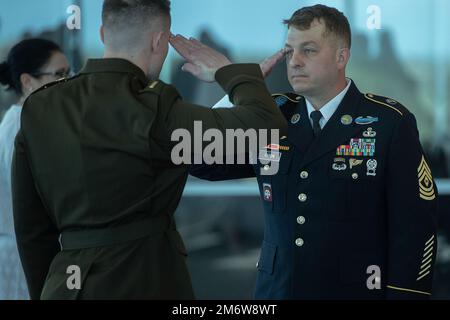 Boise State University Army ROTC Senior Military Science Instructor Master Sgt. Bobby Caron gibt den ersten Salut für den neuen 2. Coleton Kelleher. Das Frühjahrssemester 2022 der Boise State University für das Bronco-Bataillon ist zu Ende. Am Freitag, den 6. Mai 2022, erhielten mehrere Kadetten ihre provision mit Familie, Freunden und anderen Kadetten, die ihre Leistung feierten. In den letzten Momenten des akademischen Jahres wurden Pläne für das kommende Semester in Gang gesetzt. Während einige Mitglieder des Bronco-Bataillons weiterziehen werden, werden andere ihre freien Sitze bei der Planung von mir besetzen Stockfoto