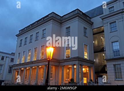 Promenade Regency Spa Architektur in der Abenddämmerung, Cheltenham Stadt, Gloucestershire, England, Großbritannien, GL50 1NW Stockfoto