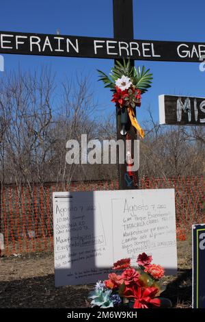 San Antonio, USA. 05. Januar 2023. Die Gedenkstätte für Migranten, Wall of Croses in San Antonio, Texas, USA, am 5. Februar 2023. Die Gedenkstätte markiert den Ort, an dem im Sommer 2022 über 50 Menschen in einem Traktor-Anhänger gefunden wurden. Zwei Männer wurden wegen ihres Todes angeklagt. (Foto: Carlos Kosienski/Sipa USA) Guthaben: SIPA USA/Alamy Live News Stockfoto