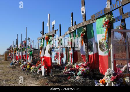 San Antonio, USA. 05. Januar 2023. Die Gedenkstätte für Migranten, Wall of Croses in San Antonio, Texas, USA, am 5. Februar 2023. Die Gedenkstätte markiert den Ort, an dem im Sommer 2022 über 50 Menschen in einem Traktor-Anhänger gefunden wurden. Zwei Männer wurden wegen ihres Todes angeklagt. (Foto: Carlos Kosienski/Sipa USA) Guthaben: SIPA USA/Alamy Live News Stockfoto