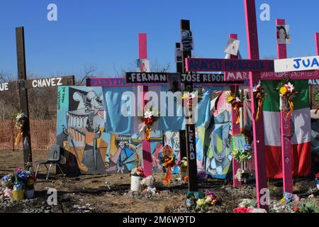 San Antonio, USA. 05. Januar 2023. Die Gedenkstätte für Migranten, Wall of Croses in San Antonio, Texas, USA, am 5. Februar 2023. Die Gedenkstätte markiert den Ort, an dem im Sommer 2022 über 50 Menschen in einem Traktor-Anhänger gefunden wurden. Zwei Männer wurden wegen ihres Todes angeklagt. (Foto: Carlos Kosienski/Sipa USA) Guthaben: SIPA USA/Alamy Live News Stockfoto