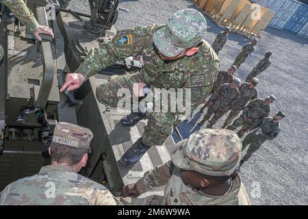 Ein slowakischer Soldat, der der NATO-Kampfgruppe Lettland zugeteilt wurde, zeigt ein selbstfahrendes Artilleriesystem TMG EVA 8x8 für US-Soldaten, die während der Übung Swift Response am Einsatzort Adazi, Lettland, am 6. Mai 2022 der Artillerie der 1. Infanteriedivision zugewiesen wurden. SWIFT Response 2022 ist eine jährlich stattfindende multinationale Trainingsübung, die vom 2. Bis 20. Mai 2022 in Osteuropa, im nördlichen Norden der Arktis, im Baltikum und auf dem Balkan stattfindet. Sie zielt darauf ab, glaubwürdige Armeetruppen in Europa und Afrika zu bekämpfen und die Bereitschaft zu verbessern, indem sie die Interoperabilität mit den Alliierten und Teilen der Luftfahrt aufbauen Stockfoto